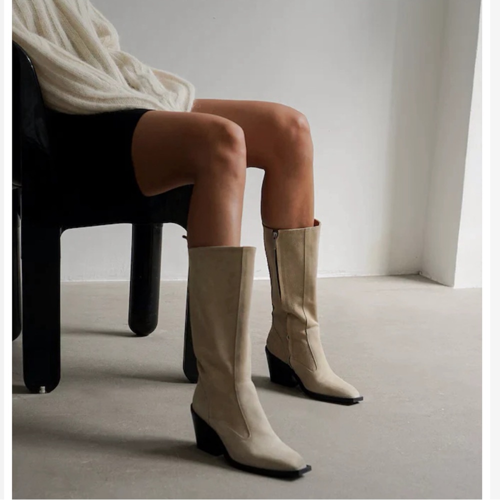 Flattered Carla suede boots